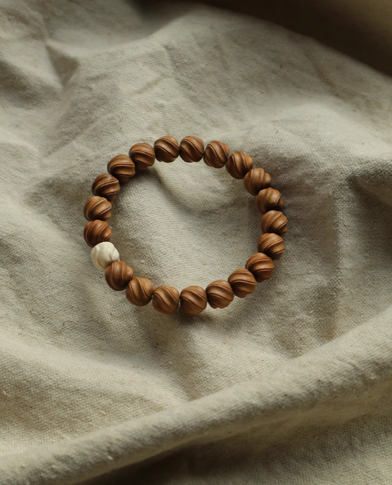"gap" natural old mountain sandalwood bracelet
