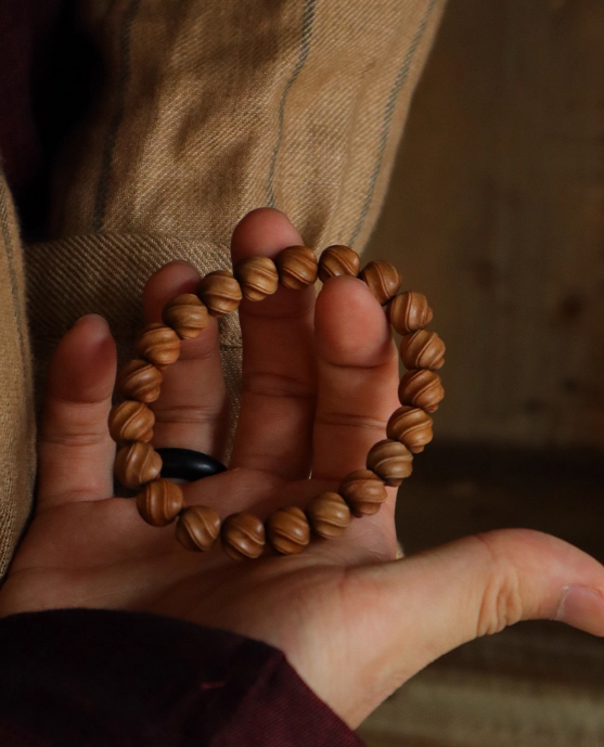 "gap" natural old mountain sandalwood bracelet